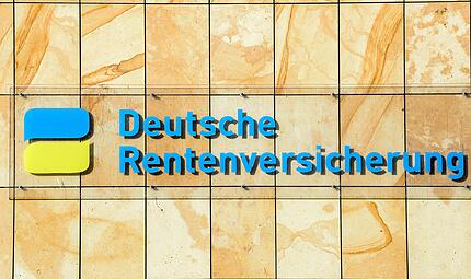 Der Schriftzug Deutsche Rentenversicherung am Gebäude in der Halleschen Straße in Berlin. Vor dem Reformgipfel wehren sich die Gewerkschaften gegen geplante Renten-Sparmaßnahmen. Der Schriftzug Deutsche Rentenversicherung am Gebäude in der Halleschen Straße in Berlin. Vor dem Reformgipfel wehren sich die Gewerkschaften gegen geplante Renten-Sparmaßnahmen.