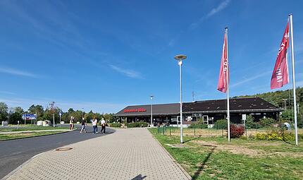 Die Rastanlage Rhön Ost an der A7. Sowohl McDonald's als auch Tank & Rast bestätigen Überlegungen für eine mögliche Weiterentwicklung des Angebots. Die Rastanlage Rhön Ost an der A7. Sowohl McDonald's als auch Tank & Rast bestätigen Überlegungen für eine mögliche Weiterentwicklung des Angebots.
