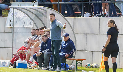 Kann derzeit mit den Leistungen seiner Mannschaft nicht zufrieden sein: der Mönchrödener Trainer Achim Engel. Kann derzeit mit den Leistungen seiner Mannschaft nicht zufrieden sein: der Mönchrödener Trainer Achim Engel.