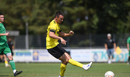 Danny Schlereth überragte beim 6:2-Sieg in Knetzgau. Hier erzielt der Spielertrainer das 4:1. Danny Schlereth überragte beim 6:2-Sieg in Knetzgau. Hier erzielt der Spielertrainer das 4:1.