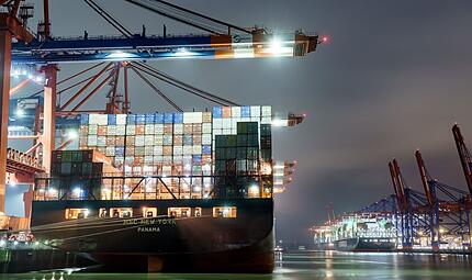 Containeraberfertigung im Hamburger Hafen Containeraberfertigung im Hamburger Hafen