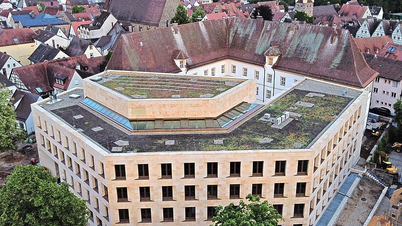 Das neue Rathaus von Herzogenaurach prägt die Stadtmitte. Das neue Rathaus von Herzogenaurach prägt die Stadtmitte.
