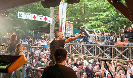 Annafest Forchheim 2025: Zweiter SamstagAnnafest 2025: Zweiter Samstag Teil 2 Das Musikprogramm ist auf dem Forchheimer Annafest jedes Jahr ein Besucherhighlight. Könnten wie auf der Erlanger Bergkirchweih aber einige Songs nicht gespielt werden?