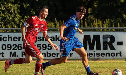 Der Mitwitzer Matchwinner Louis Witzgall (blaues Trikot) hat sich auf der Außenbahn gegen Jonas Wich durchgesetzt und setzt zur Flanke an. Der Mitwitzer Matchwinner Louis Witzgall (blaues Trikot) hat sich auf der Außenbahn gegen Jonas Wich durchgesetzt und setzt zur Flanke an.