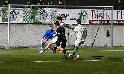 Sport Fußball Saison 2025 / 2026 Bayernliga Nord 21. Spiel am Freitag 06.03.2026 Spielort Neudrossenfeld Sportpark Am Weinberg Kunstrasenplatz Beginn 19.00 h TSV Neudrossenfeld gegen FC Eintracht Bamberg Halbzeitergebnis tor 0:1 LUca Auer gegen To Sport Fußball Saison 2025 / 2026 Bayernliga Nord 21. Spiel am Freitag 06.03.2026 Spielort Neudrossenfeld Sportpark Am Weinberg Kunstrasenplatz Beginn 19.00 h TSV Neudrossenfeld gegen FC Eintracht Bamberg Halbzeitergebnis tor 0:1 LUca Auer gegen To