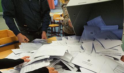 Wie Wahlhelfer bei der Europawahl 2024 in Bamberg die Demokratie wahren Viele Hände werden bei der Auszählung der Wahlunterlagen in Bamberg gebraucht.