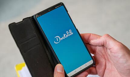 Doctolib-App auf einem Smartphone Doctolib-App auf einem Smartphone