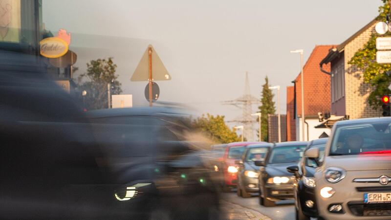 Autoschlangen rollen durch die Niederndorfer Ortsdurchfahrt. Nach der Ablehnung der Südumfahrung im Bürgerentscheid will Bürgermeister German Hacker jetzt die “Ostspange“ vorschlagen. Diese gilt als kleinere Alternative zur Südumfahrung. Autoschlangen rollen durch die Niederndorfer Ortsdurchfahrt. Nach der Ablehnung der Südumfahrung im Bürgerentscheid will Bürgermeister German Hacker jetzt die “Ostspange“ vorschlagen. Diese gilt als kleinere Alternative zur Südumfahrung.