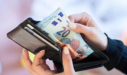 Arbeitsmarktforscher Enzo Weber macht der Regierung Vorschläge, wofür sie Geld ausgeben soll. Arbeitsmarktforscher Enzo Weber macht der Regierung Vorschläge, wofür sie Geld ausgeben soll.