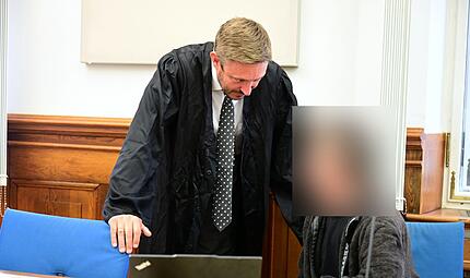 Landgericht Bamberg Bombendrohung Zug Kindesentführung Hirschaid Diensthund Rechtsanwalt Maximilian Glabasnia aus Bamberg und der Beschuldigte in dem Sicherungsverfahren.