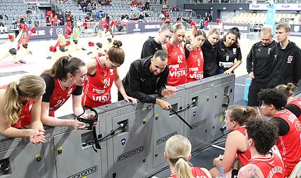 Headcoach Samuel Gloser (Mitte), hier bei der Premiere in Brose Arena gegen Jena, möchte in der nächsten Saison mit den Baskets-Frauen gerne öfter dort spielen. Headcoach Samuel Gloser (Mitte), hier bei der Premiere in Brose Arena gegen Jena, möchte in der nächsten Saison mit den Baskets-Frauen gerne öfter dort spielen.