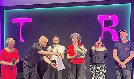 Der Intendant des Staatstheaters Regensburg Sebastian Ritschel übergibt den Preis an Anna Schindlbeck, Anne Maar, Valerie Baganz (Regieassistenz) und Christian Lingg (Bühne), links Ursula Michalke, Vorsitzende der Theaterfreunde Regensburg. Der Intendant des Staatstheaters Regensburg Sebastian Ritschel übergibt den Preis an Anna Schindlbeck, Anne Maar, Valerie Baganz (Regieassistenz) und Christian Lingg (Bühne), links Ursula Michalke, Vorsitzende der Theaterfreunde Regensburg.