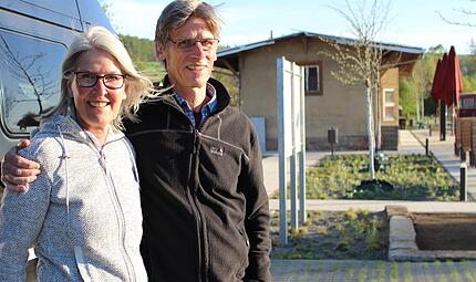 Susan Böttchen und Martin Ohl aus Bad Nauheim sind mit ihrem Wohnmobil die ersten Gäste auf dem neuen Stellplatz am Gleispark Rupboden. Susan Böttchen und Martin Ohl aus Bad Nauheim sind mit ihrem Wohnmobil die ersten Gäste auf dem neuen Stellplatz am Gleispark Rupboden.