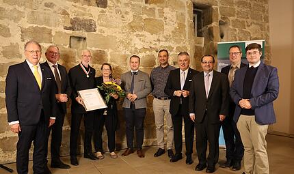 Michael Genniges erhält oberfränkische Bezirksmedaille in Silber Michael Genniges erhält oberfränkische Bezirksmedaille in Silber