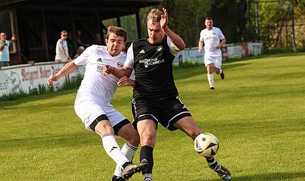 Neufangs Jonas Münzel (schw.) kommt einen Hauch zu spät, um den Flankenball des Steinbacher Kapitäns Lukas Fischer zu verhindern. Neufangs Jonas Münzel (schw.) kommt einen Hauch zu spät, um den Flankenball des Steinbacher Kapitäns Lukas Fischer zu verhindern.