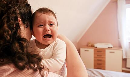 Eine junge Frau tröstet in einer Wohnung ihr weinendes Baby. In vielen Bereichen soll der Reformstau behoben werden, aber die Familien scheinen dabei zu kurz zu kommen. Eine junge Frau tröstet in einer Wohnung ihr weinendes Baby. In vielen Bereichen soll der Reformstau behoben werden, aber die Familien scheinen dabei zu kurz zu kommen.