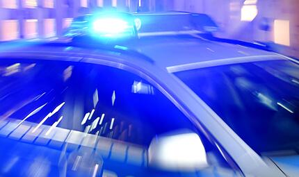Blaulicht auf einem Polizeiauto Blaulicht auf einem Polizeiauto
