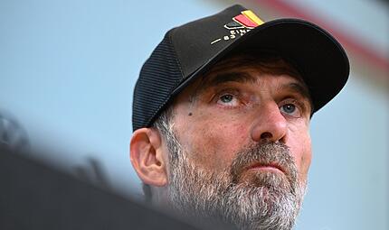 Erst gefeiert, nach der Griechenland-Niederlage in der Kritik: Bundestrainer Jürgen Klopp. Erst gefeiert, nach der Griechenland-Niederlage in der Kritik: Bundestrainer Jürgen Klopp.