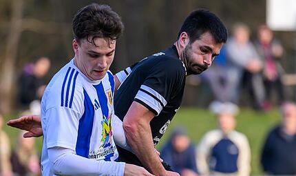 Der Forther Lukas Fett schirmt ab, Poxdorfs Stefan Ismeier attackiert.Forchheim & Fränkische Schweiz Der Forther Lukas Fett schirmt ab, Poxdorfs Stefan Ismeier attackiert.Forchheim & Fränkische Schweiz