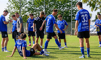 Enttäuschte Gesichter bei Trainer Reńe Ebert (Mitte) und Co. Der Jahn Forchheim hat am Samstag zuhause mit 1:5 gegen den FC Eintracht Münchberg verloren. Enttäuschte Gesichter bei Trainer Reńe Ebert (Mitte) und Co. Der Jahn Forchheim hat am Samstag zuhause mit 1:5 gegen den FC Eintracht Münchberg verloren.