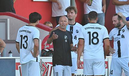 Schammelsdorfs Trainer Fabian Kemmer musste nach dem Platzverweis kurz vor der Pause umstellen. Schammelsdorfs Trainer Fabian Kemmer musste nach dem Platzverweis kurz vor der Pause umstellen.