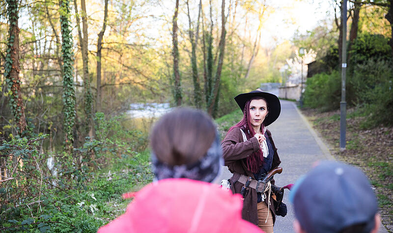 Bamberger Gassenspiele: Räubern will gelernt sein. Räuberin Karla Karma (Nadine Buschmann) erklärt, wie es geht.Bamberger Gassenspiele: Unter Räubern Bamberger Gassenspiele: Räubern will gelernt sein. Räuberin Karla Karma (Nadine Buschmann) erklärt, wie es geht.