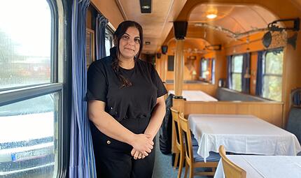 Während Aise Mustafa vom Neustart im alten Bahnhof erzählt, arbeitet ihr Mann Erkour Memet noch an den letzten Details für das gemeinsame Restaurant. Bald schon sollen im Alten Bahnhof Steppach die ersten Gäste empfangen werden. Bald schon wird Aise Mustafa unter anderem im Speisewagen des alten Bahnhofs in Steppach zusammen mit ihrem Mann Erkour Memet Gäste empfangen. Dieser steckte während des Gesprächs mit dem FTs noch mitten in den letzten Vorbereitungen.