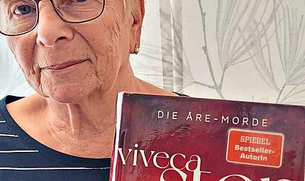 Margot Scheer-Müller von der Stadtbücherei Höchstadt liest den Krimi „Lügennebel“ von Viveca Sten. Margot Scheer-Müller von der Stadtbücherei Höchstadt liest den Krimi „Lügennebel“ von Viveca Sten.