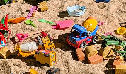 Unterstützung in den Sand gesetzt? Die bayerische Staatsregierung legt Zuschüsse um. Das hat Folgen für die Kita-Gebühren. Unterstützung in den Sand gesetzt? Die bayerische Staatsregierung legt Zuschüsse um. Das hat Folgen für die Kita-Gebühren.