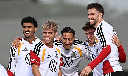 Fußball-Nationalmannschaft: Training Viele neue Gesichter beim DFB in Herzogenaurach (von links): Nathaniel Brown, Hennes Behrens, Younes Ebnoutalib, Philipp Treu und Anton Stach lachen während der Trainingseinheit.